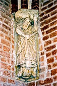 Abbazia di Chiaravalle della Colomba (piacenza) - 'telamoni' agli angoli interni del chiostro. 